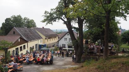 Bild: gz
Zahlreiche Gäste lauschen den Klängen der Werkstattmusikanten.