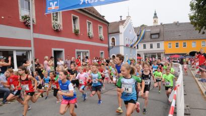 Bild: bey
Startschuss am Marktplatz: Der Stadtlauf Pleystein 2018 beginnt.
