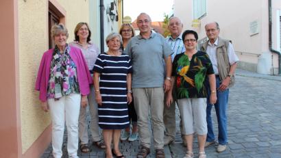 Bild: sns
Günter Dirnberger (Mitte) steht neu an der Spitze des Gesangvereins, Vorgängerin Christa Scheitinger (Dritte von links) fungiert nun als Stellvertreterin. Mit auf dem Bild weitere Vorstandsmitglieder