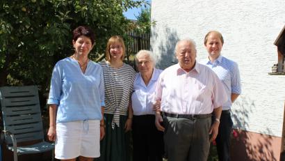 Bild: pko
Gerda und Winfried Geis freuten sich an ihrem Ehrentag über die Gratulation durch (von links) Zweite Bürgermeisterin Margit Reichl, Enkelin Martina und Stadtpfarrer Stefan Wagner (rechts).