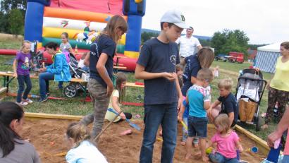 Bild: bkr
Für die Mädchen und Buben gibt es jede Menge Abwechslung, von der Hüpfburg über Schminken, Riesenseifenblasen und Schatzsuche im großen Sandkasten bis hin zu Bastelecke und Tombola.