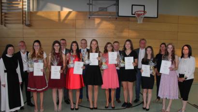 Bild: kro
Die acht besten Absolventinnen, von links, Nadja Kropf, Angelina Trißl, Leonie Fenzl, Alena Kempf, Michelle Höfler, Indira Dachraoui, Belinda Rosner und Sarah Haberkorn mit Schulleiterin Kerstin Reiter (rechts), Konrektorin Schwester Raphaela Kratzer (limks) und den weiteren Ehrengästen.