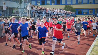 Bild: twi
Mit Begeisterung starten die Schülerinnen und Schüler ihren Sponsorlauf, dessen Erlös zu Pater Gerhards Kinderhospiz in Südafrika fließt.