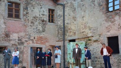 Bild: gi
Die klassische Komödie von William Shakespeare präsentierte das Landestheater Oberpfalz unter der Regie von Till Rickelt auf Schloss Burgtreswitz. Die Zuschauer waren begeistert und dankten mit großem Applaus.