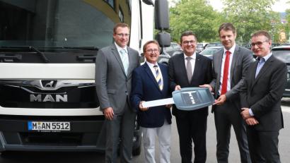 Bild: njn
Schlüsselübergabe für das neue MAN-Fahrzeug. Auf dem Bild (von links) Geschäftsführer Martin Schmid, Bürgermeister Hans Donko, der bayerische Staatsminister Franz Josef Pschierer, MAN-Regionalleiter Martin Zaindl und Professor Dr. Alexander Pflaum.