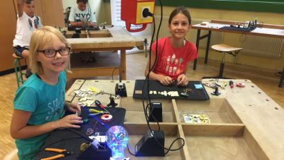 Bild: u
Techniktag mit Conrad Education in Hirschau: Die Dritt- bis Sechstklässler dürfen selbst eine Taschenlampe zusammenlöten. Auch die im Vordergrund brennende Magic-Light-Lampe wurde von den Kindern gebaut.