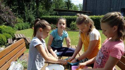 Bild: gsr
Die Kinder der OGV-Nachwuchsgruppe basteln Lavendelsäckchen.