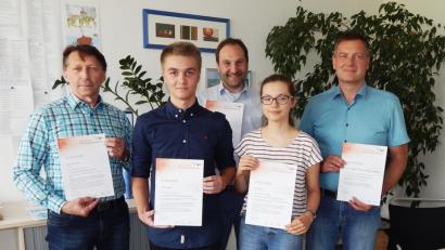 Bild: exb
Die beiden Schüler Elena Meier und Christian Feller erhielten Urkunden. Aber auch der Schulleiter und die Fachbetreuer wurden ausgezeichnet.