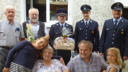 Bild: mad
Jubilar Hans Meier (vorne, Zweiter von rechts) freute sich über die Glückwünsche seiner Familie. Für den Markt gratulierte Zweiter Bürgermeister Alfred Wolfsteiner (hinten, Zweiter von links), auch Abordnungen von SV und Feuerwehr Schwarzeneck gratulierten.