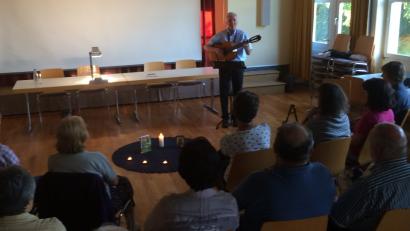 Bild: mez
Nachdenkliche, aber auch heitere Gedanken gibt Pfarrer Josef Treibenbache im katholischen Herz-Jesu-Pfarrheim weiter. Mit seinen Liedern geht er auf einen Streifzug durch die Bibel.