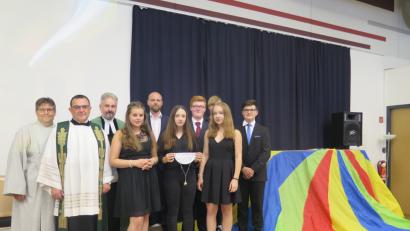 Bild: jzk
Gemeindereferent Jochen Gößl und die beiden Geistlichen Konrad Amschl und Dirk Grafe (von links) bedanken sich bei der Schulband und ihrem Leiter Christian Beck (hinten, Fünfter von links) für die Gestaltung des Gottesdienstes zur Schulentlassfeier.