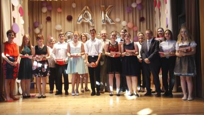 Bild: Hirsch
Schulleitung, Lehrer und Ehrengäste ehrten die besten Absolventen der Mittelschule Dachelhofen.