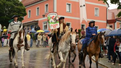 Bild: bey
Das Wetter spielt nicht mit. Rund 80 Reiter erweisen sich dennoch als ebenso sattel- wie regenfest.