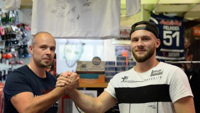 Bild: brü
Daniel Vlach (rechts) kommt vom Bayernligisten EV Pegnitz zum ERSC Amberg in die Eishockey Landesliga. Begrüßt wurde er durch ERSC Obmann Chris Spanger.