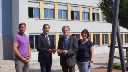 Bild: weu
Die Doktor-Eisenbarth-Mittelschule darf das Profil „Inklusion“ führen. Schulrat Jürgen Bomertl (Zweiter von links) übergibt die offizielle Urkunde im Beisein von Konrektor Dominik Bauer (links) und Studienrätin Alexandra Bayer an Rektor Werner Winderl.