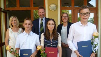 Bild: usc
Rektorin Gabriele Krettner, Bürgermeister Alwin Märkl und Konrektorin Andrea Widder (hinten, von links) freuen sich mit den Schulbesten (vorne, von links) Johannes Bauer (1,2), Rebecca Hiller (1,4) und Jannik Schmidl (1,5).