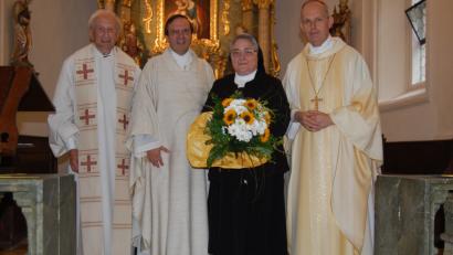Bild: az
Namens der Pfarrei überreichte Stadtpfarrer Bernhard Müller Blumen an Jakobe Schmid, zusammen mit Weihbischof Pappenberger und Hans Bayer.