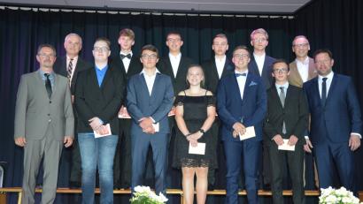 Bild: jr
Die besten Absolventen an der Realschule im Stiftland bekommen Auszeichnungen. Unser Bild zeigt (erste Reihe, von links) Schulleiter Stephan Drexler, Viktor Milbauer, Lukas Eckert, Annalena Häring, Julian Brandner, Tim Bächer und Reiner Summer sowie (hintere Reihe, von links) Landratsvertreter Günter Kopp, Jakob Lippert, Manuel Frank, Fabian Zeidler, Michael Schicker und Bürgermeister Bernd Sommer.