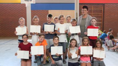 Bild: den
Die stolzen Besitzer der Ehrenurkunden mit Schulleiterin Sigrid Reger-Scharf.