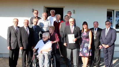 Bild: stg
Elf neue Träger der Ehrennadel der Stadt gibt es in Eschenbach. Fast alle Frauen und Männer engagierten sich jahrzehntelang in führenden Positionen in einem oder mehreren Vereinen der Rußweiherstadt.