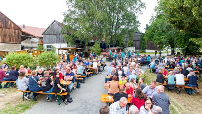 Bild: sml
Ständig füllt sich am Abend der Dorfplatz von Pleisdorf. Der Kapellenverein hat zum Dorffest geladen.