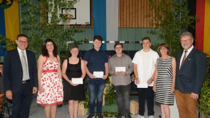 Bild: bey
Rektor Edgar Hanner, Klassenleiterin Beate Wettinger (von link), die Bürgermeister Johann Maurer und Margit Kirzinger (von rechts) gratulieren Julia Helgert, Marcel Bock, Jonas Strigl und Simon Haberkorn zu ihrem hervorragenden Schulabschluss.