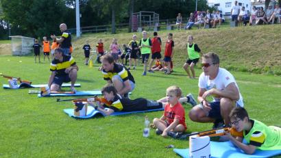 Bild: lik
Zum Saisonabschluss der D-Jugend ist auf dem Gebenbacher Fußballplatz eine Laser-Schießanlage für Kinder aufgebaut. Weltmeister Andi Birnbacher (rechts, in der Hocke) gibt den Nachwuchs-Fußballern persönlich Tipps.
