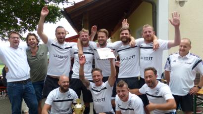 Bild: hme
Die Spieler von "Seaside Beachclub" freuen sich über den Sieg bei der Dorfmeisterschaft zusammen mit Andreas Schärt (von links), Mario Kellermann sowie Helmut Hummer (rechts).