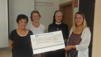 Bild: exb
Christa Schlagenhaufer und Brigitte Müller überreichten die Spende an Schwester Ellen Lindner (von links). Theresa Sebald berichtete von ihrer Zeit als Volunteer in Südafrika.