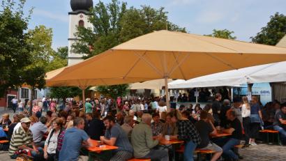 Bild: jr
Dicht bevölkert war beim Bürgerfest der Therese-Neumann-Platz.