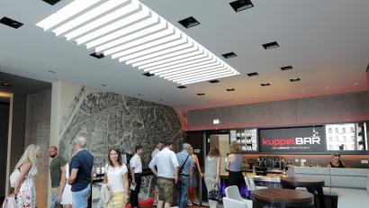 Bild: Wolfgang Steinbacher
Die Kuppel-Bar gehört zum neuen Tagungs- und Seminarzentrum von Lüdecke, das auch extern für solche Zwecke genutzt werden kann. An der Wand hier hängt der Amberg-Stadtplan von Architekturzeichner Pablo de la Riestra, in anderen Bereichen sind es Kunstwerke von Wilhelm Koch, die Stil geben.