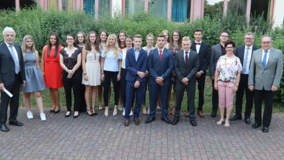 Bild: mfh
Der stellvertretende Landrat Hans Kummert, Bürgermeister Michael Göth und die Vorsitzende des Elternbeirats Silke Pirner (von rechts) gratulieren den 17 Schulbesten persönlich für ihre Leistung.