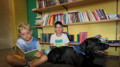 Bild: ubb
"Buddy, hör' bitte mal zu!", sagt Jonas.. Buddy lässt sich das nicht zweimal sagen. Er streckt sich auf seinem riesigen Kissen gemütlich aus undlässt sich von den beiden achtjährigen Jungs, Jonas (vorne) und Rene, aus der ersten Klasse eine Geschichte vorlesen.