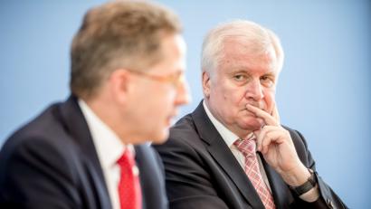 Bild: Michael Kappeler/dpa
Horst Seehofer (CSU, rechts), Bundesminister für Inneres, Heimat und Bau, mit Hans-Georg Maaßen, dem Präsidenten des Bundesamtes für Verfassungsschutz, bei der Vorstellung des Verfassungsschutzberichtes 2017.