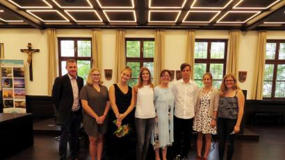 Bild: ubb
Mit viel Wehmut im Herzen verabschieden Leiter Tobias Böhm (links) und Gesangslehrerin Carol Bischoff (Vierte von rechts) ihre Schüler Theresa Oppl, Carla Rösch, Eva-Maria Linkel, Elias Schornbaum, Rebecca Gürster und Larissa Wegmann (von links) von der Kreismusikschule.