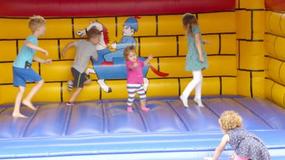 Bild: fsb
Vergnügen bereitet den Kindern auch die Hüpfburg.