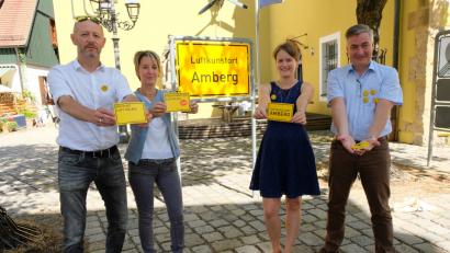 Bild: exb
Manfred Wilhelm (Büro Wilhelm), Marina Meixner (Tourist-Information), Simone Plail und Thomas Eichenseher (Stadtmarketing Amberg) präsentieren die neuen Werbeartikel zum Luftkunstort.