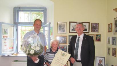 Bild: exb
1948 war Rosa Meyer an der Landwirtschaftsschule. Seitdem ist sie im VlF Mitglied. Dafür danken stellvertretender VlF-Vorsitzender Bernhard Härtl aus Wondreb (links) und Geschäftsführer Wolfgang Wenisch.