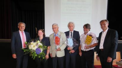 Bild: ubb
Geschäftsführer Berthold Kellner (rechts) und Lebenshilfe-Vorsitzender Roland Grillmeier (links) überreichten den "Motoren" des Netzwerkes, Christina Ponader, Landrat a. D. Karl Haberkorn, Landrat Wolfgang Lippert und Mitarbeiter Friedrich Wölfl, für ihr Engagement Geschenke.
