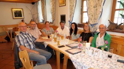 Bild: bsc
Zu einer Saison-Rückschau trafen sich die Friedenfelser Storchenfreunde in der Schlossschänke. Robert Mertl (Zweiter von links) freute sich bei der Zusammenkunft über die Anwesenheit der Mitarbeiterin des Landesbund für Vogelschutz Christiane Geidel (Dritte von rechts) und von Dr. Philipp Wagner (Mitte), Kurator für Forschung und Artenschutz beim Allwetterzoo Münster.