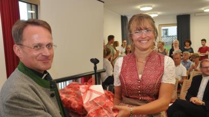 Bild: dob
Dekan Alexander Hösl verabschiedet Christine Hecht, die als Gemeindereferentin 14 Jahre lang in der Pfarrei tätig war.