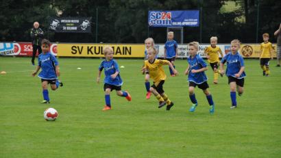 Bild: ak
Mit großem Eifer jagen die jungen Spiel dem Ball nach.
