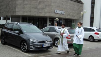 Bild: ksi
Pfarrvikar Joseph Kokkoth nahm die Fahrzeugsegnung vor.