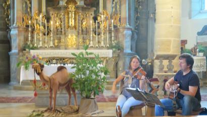 Bild: jzk
Das Kamel steht im Mittelpunkt der Betrachtungen beim ökumenischen Abendgebet. Kathrin Karban-Völkl und Robert Baier unterstützen mit ihren Instrumenten den Gemeindegesang.