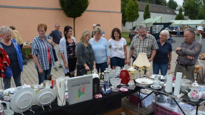 Bild: jr
Die Besucher fanden auf dem Markt eine reiche Auswahl an alten Sachen vor. So mancher konnte auch ein Schnäppchen ergattern.