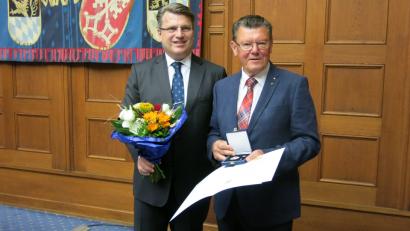 Bild: Pressestelle OLG Nürnberg
Justizminister Winfried Bausback verleiht Adolf Baumann die Justizmedaille.