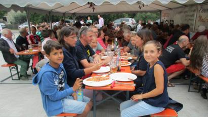 Bild: slh
Einige Minuten im Pizzaofen, dann war das Abendessen beim Weiherner Pizzaabend fertig und konnte serviert werden.