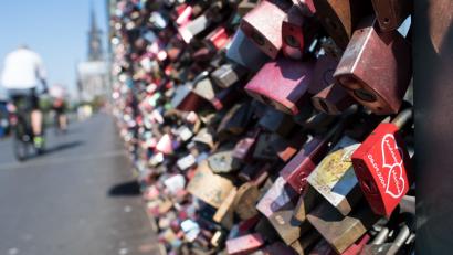 Bild:  Federico Gambarini/dpa
Liebesschlösser hängen an der Hohenzollernbrücke. Die Abertausend Liebesschlösser auf der Kölner Hohenzollernbrücke sollen alle aus Sicherheitsgründen und zum Korrosionsschutz verschwinden.