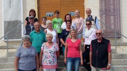 Bild: bsc
Kolpingsfamilie und Mütterverein Friedenfels besichtigten die KZ-Gedenkstätte in Flossenbürg. Mit dabei war zweiter Kolpingsvorsitzender Helmut Schaumberger (vorne, rechts).