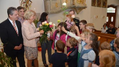 Bild: dob
Die Buben und Mädchen aus dem städtischen Kindergarten Anton Ferazin schenkten "ihrer" Annemarie bunte Rosen zum Abschied in den Ruhestand.